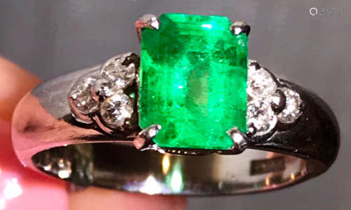 A PLATINUM WITH COLOMBIA EMERALD DIAMNOND RING