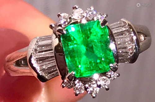 A PLATINUM WITH COLOMBIA EMERALD DIAMNOND RING