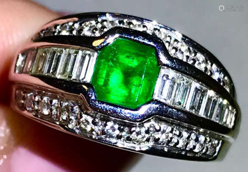A PLATINUM WITH COLOMBIA EMERALD DIAMOND RING