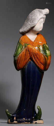 A THREE COLOR GLAZE FIGURE SHAPED STATUE