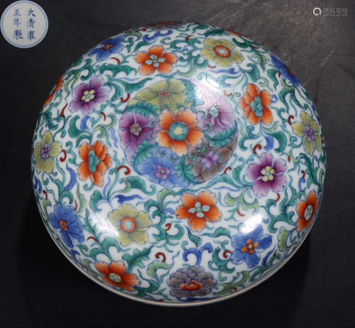 A BLUE&WHITE DOUCAI GLAZE FLORAL PATTERN BOX