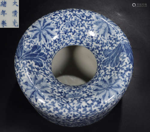 A BLUE&WHITE GLAZE FLORAL PATTERN BOX