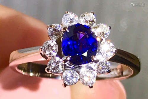 A PLATINUM SAPPHIRE DIAMOND RING