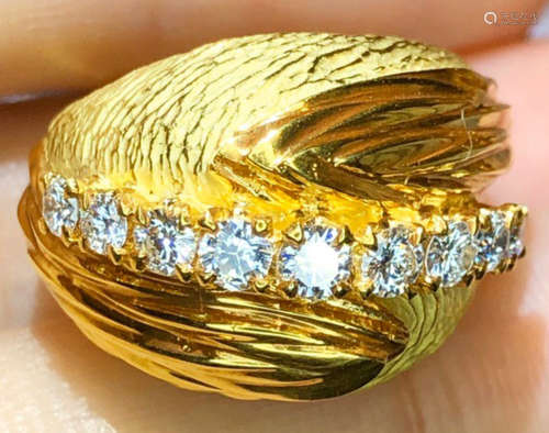 A 18K GOLD DIAMOND RING