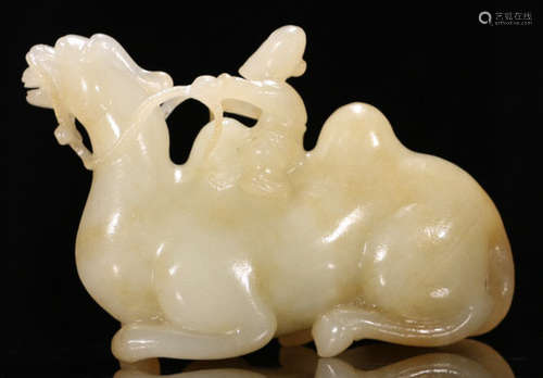 A HETIAN JADE CARVED FIGURE&BEAST PENDANT