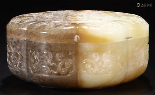 A HETIAN JADE CARVED SCROLL PATTERN BOX