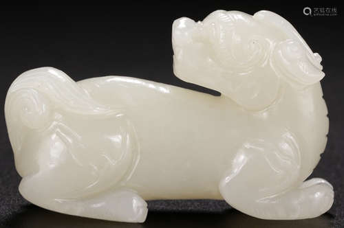 A HETIAN JADE CARVED PIXIU BEAST SHAPED PENDANT