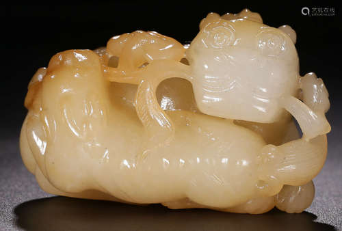 A HETIAN JADE CARVED LION SHAPED PENDANT