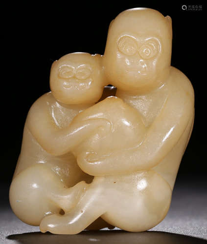 A HETIAN JADE CARVED MONKEY SHAPED PENDANT