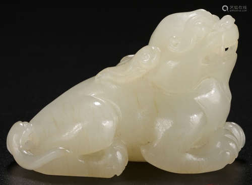 A HETIAN JADE CARVED PIXIU BEAST SHAPED PENDANT