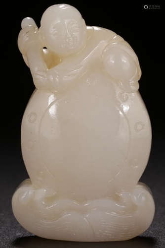 A HETIAN JADE CARVED FIGURE SHAPED PENDANT