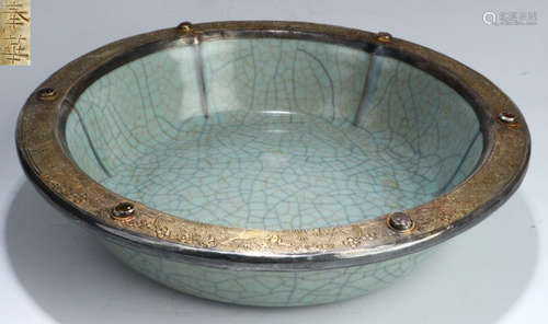 A GE YAO GLAZE PLATE WITH GILT SILVER