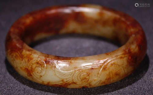 AN ANTIQUE JADE CARVED FLORAL PATTERN BANGLE