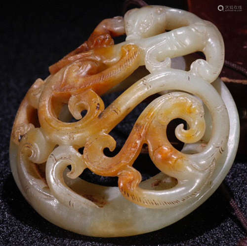 AN ANTIQUE JADE CARVED DRAGON PATTERN PENDANT