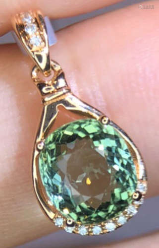 A 18K GOLD WITH GREEN TOURMALINE PENDANT