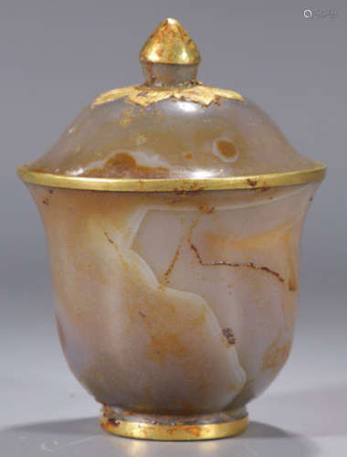 AN AGATE WRAPPED GOLD CUP