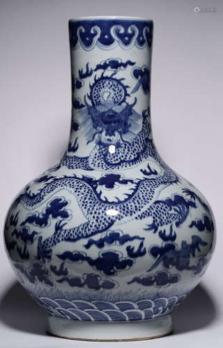 A BLUE&WHITE GLAZE VASE WITH DRAGON PATTERN