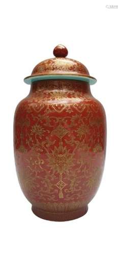 Covered ovoid porcelain vase decorated with