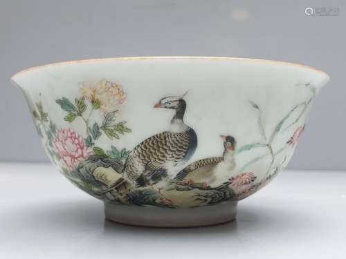 Enamelled porcelain bowl with polychrome