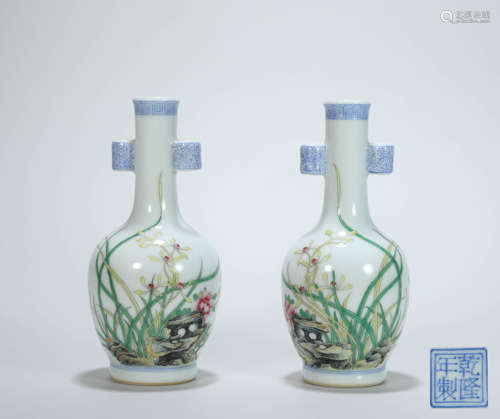 A pair of Qing Dynasty Porcelain Vase