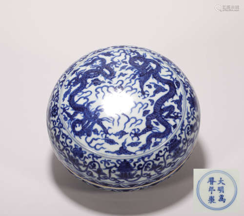 A Ming dynasty blue and white dragon patten porcelain box with lid