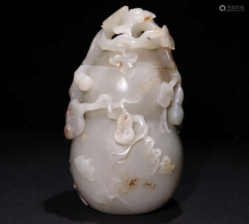 A Qing Dynasty Carved Hetian Jade Gourd Shape Vase