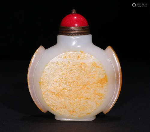 A Qing Dynasty Carved Hetian Jade 
Snuff Bottle