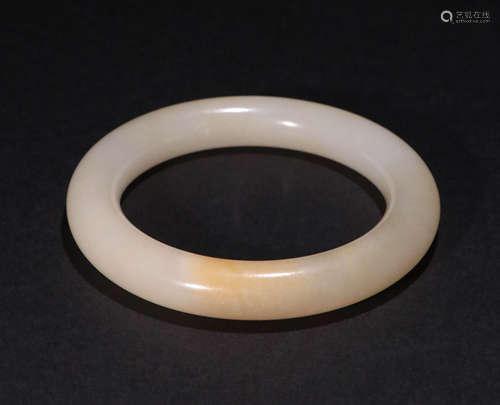 A Qing Dynasty Carved Hetian Jade 
Bracelet