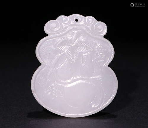 A Qing Dynasty Carved Hetian Jade 
Gourd Shape Pendant