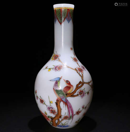 A Qing Dynasty porcelain Vase