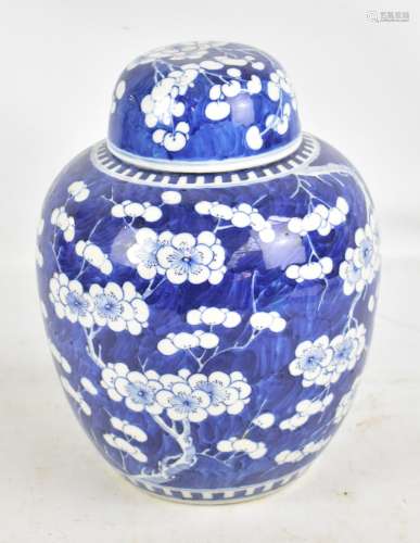 A late 19th/early 20th century Chinese porcelain lidded ginger jar painted in underglaze blue with