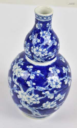A late 19th/early 20th century Chinese porcelain double gourd vase painted in underglaze blue with