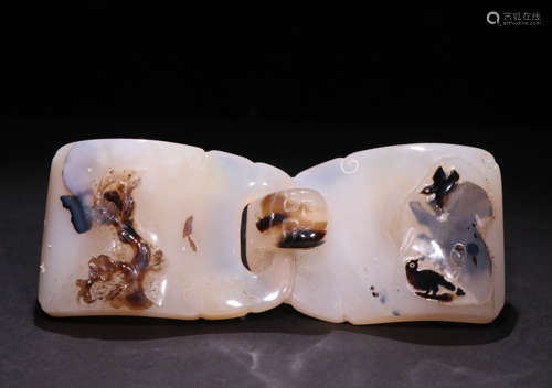 A Qing Dynasty Agate Magpie Plum Blossom Belt Buckle