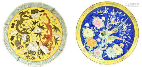 A Chinese late 19th/early 20th century Famille Jaune charger decorated with two four claw dragons