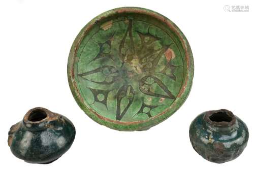 A 9th/10th century Afghani-Islamic bamiyan bowl with green palmette decorated motifs, diameter 17.