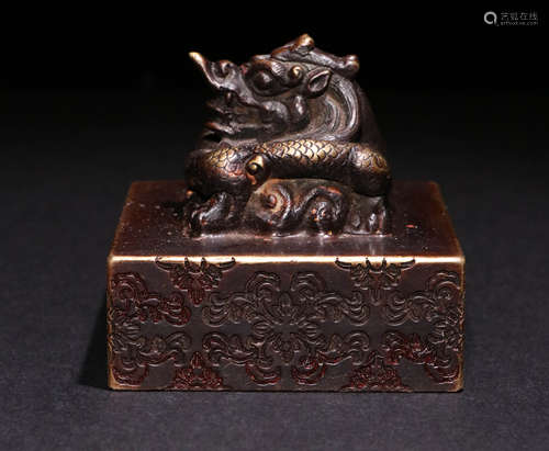 A Qing Dynasty Carved Hetian Jade 
Gilding Seal