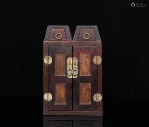 A Qing Dynasty Rosewood Treasure of the Study 
storage box