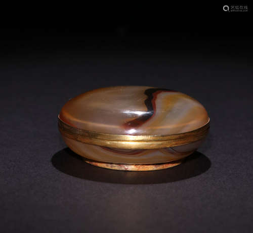 A Qing Dynasty Gold wrapped agate Powder Box