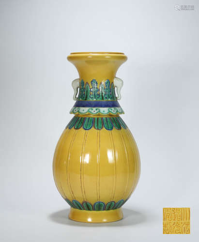 A Qing dynasty Yellow Porcelain  Double Ear Vase