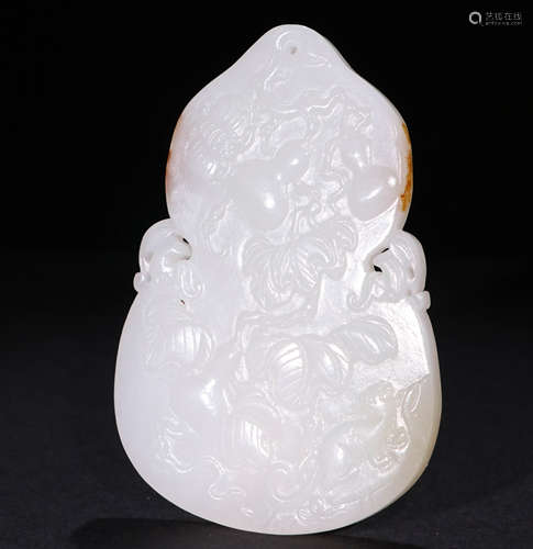 A Qing dynasty Carved Hetian Jade Pendant, Gourd