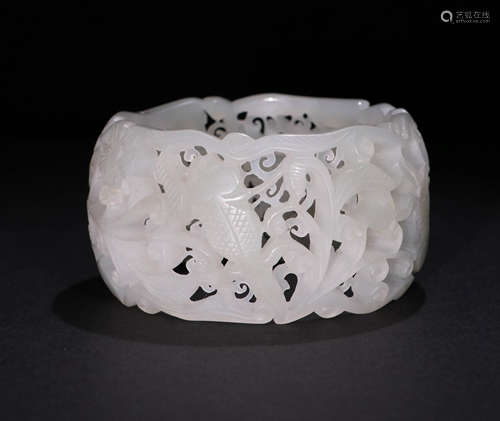 A Qing dynasty Carved Hetian Jade
bracelet