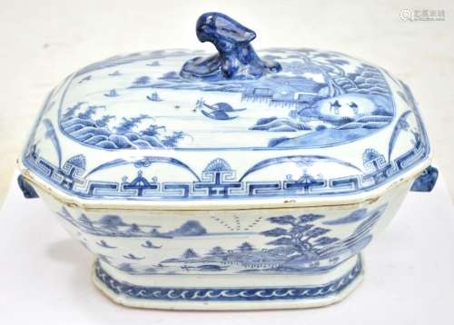 A late 18th/early 19th century Chinese Export porcelain lidded tureen, painted in underglaze blue