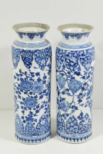 Paire de vases en porcelaine de Chine, époque Kangxi(Ht.33cm, un vase cassé)