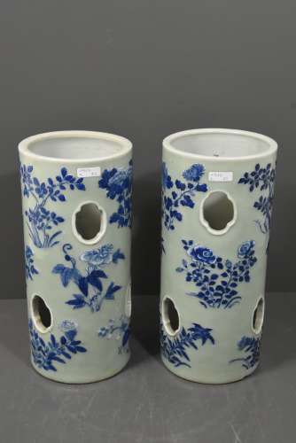 Paire de vases ajourés, décor légèrement en relief en porcelaine de Chine 19ème (Ht 28cm, étoile à la base)