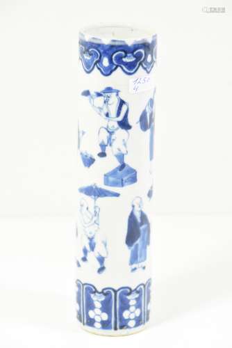 Vase rouleau chinois, décor de dignitaire, marque de quatre caractères sous la pièce Kangxi (ht 21,5cm, cheveux et une félûre)