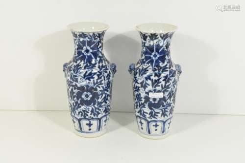 Paire de vases en porcelaine de Chine, bleus (éclats au col) Ht 21cm