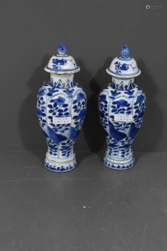 Paire de petits vases en porcelaine de Chine (Ht.18cm, accidents)