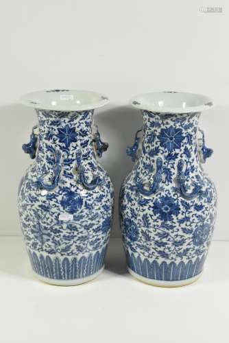 Paire de vases balustres en porcelaine de Chine (Ht.35cm)