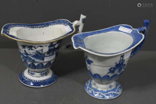 Deux pots à lait Chine blanc-bleu, d'époque Kien Long (Ht 13cm)