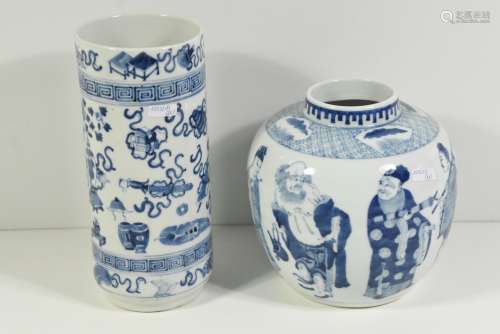 Lot de deux vases en porcelaine de Chine (ht 19 et 25cm, restauration)